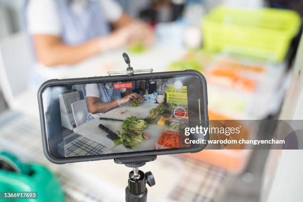 food blogger recording live streaming. - tutorial fotografías e imágenes de stock