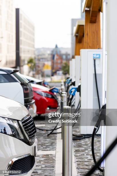 electric vehicle on charge - pegão imagens e fotografias de stock