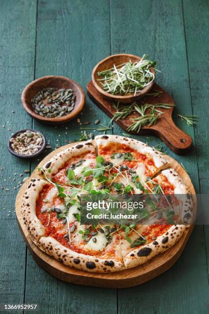 vegatarian pizza - vegetarian pizza stock pictures, royalty-free photos & images