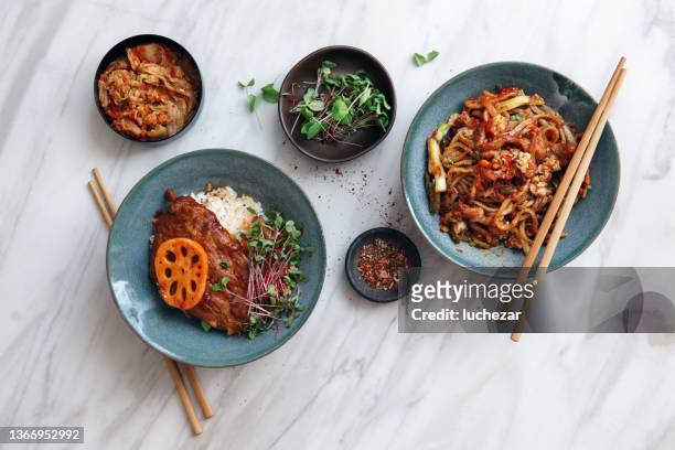 spicy korean beef noodles - koreaans stockfoto's en -beelden