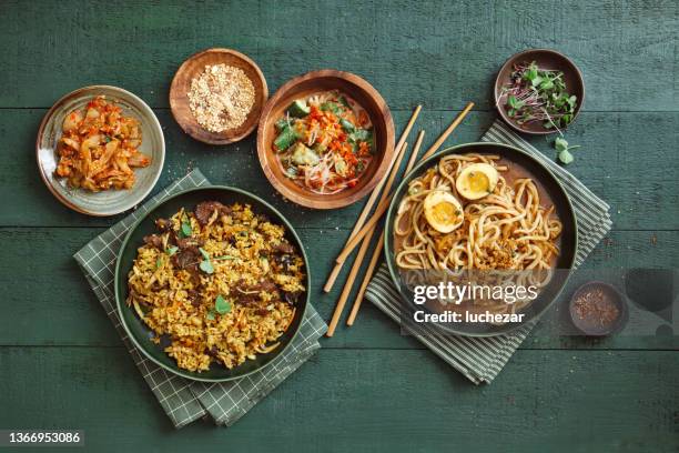 korean dishes - gebakken rijst stockfoto's en -beelden