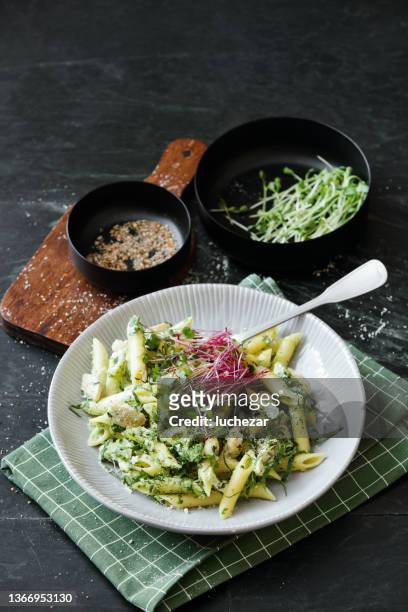 pasta di spinaci di pollo cremosa italiana - pasta agli spinaci foto e immagini stock