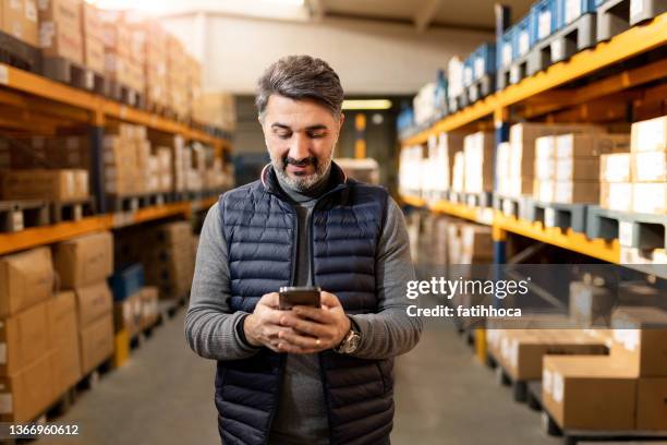 adult foreman in warehouse - contact opnemen stockfoto's en -beelden