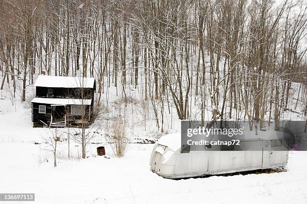 poverty shack and silver trailer home in appalachia america - appalachia poverty stockfoto's en -beelden