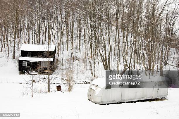 a pobreza shack e prata trailer casa em apalache america - appalachia poverty - fotografias e filmes do acervo