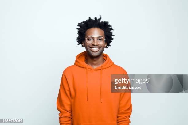 ritratto di uomo allegro in felpa con cappuccio arancione - top capo di vestiario foto e immagini stock
