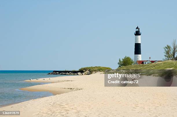 faro y de la playa de arenas blancas a lo largo de la costa, michigan, paisaje de great lakes - michigan fotografías e imágenes de stock