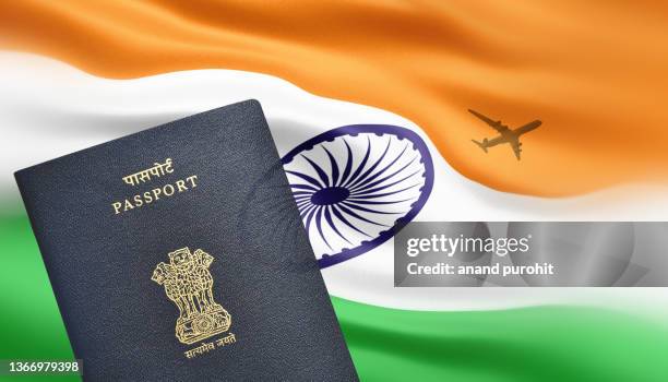 indian passport lying on indian flag - india politics photos et images de collection