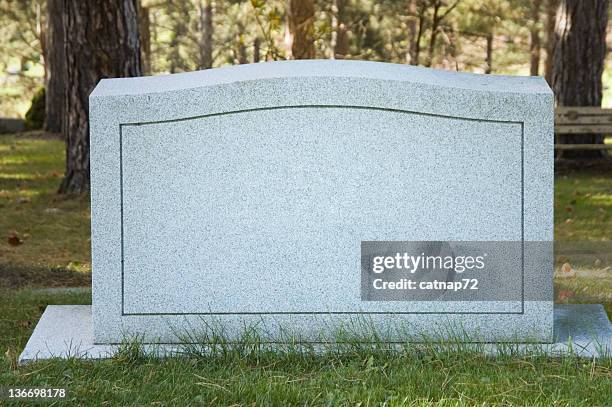 blank cemetery headstone close up, no name - blank gravestone stockfoto's en -beelden