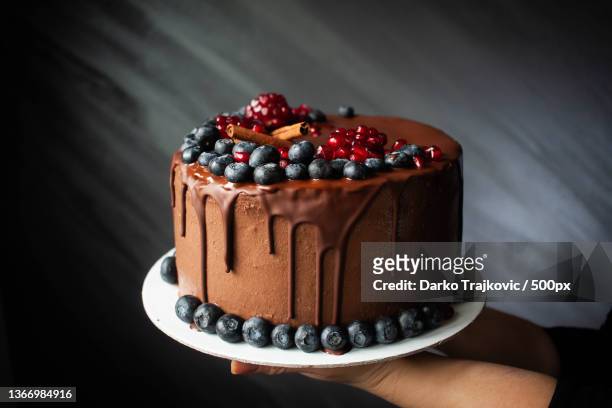 chocolate cake,close-up of cake on table,zrenjanin,serbia - chocoladeglazuur stockfoto's en -beelden