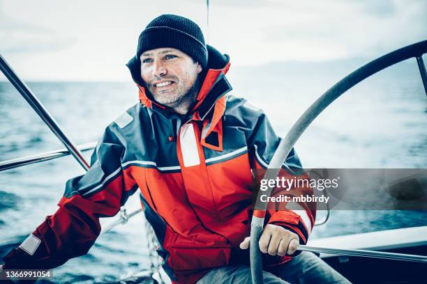 glücklich segelboot mit skipper - besatzung stock-fotos und bilder