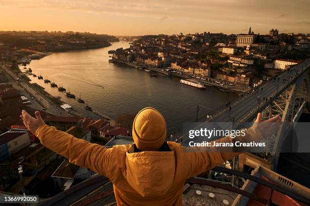 douro river, dom luis i bridge and city of oporto at sunset. porto (oporto), portugal - porto district portugal stockfoto's en -beelden