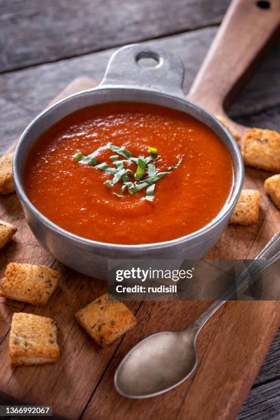 tomato soup - crouton stockfoto's en -beelden