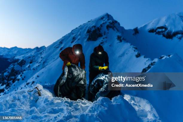 mountaineers prepare to winter camp in snow - extreme sports stockfoto's en -beelden