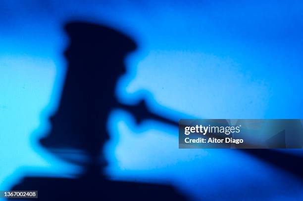 silhouette of a judge's gavel. cryptocurrencies and legality - julgamento conceito imagens e fotografias de stock