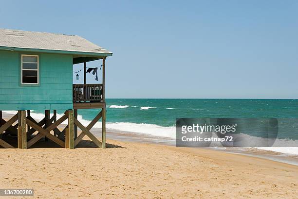 surf et le beach house avec vue sur l'océan et l'horizon - échasses photos et images de collection