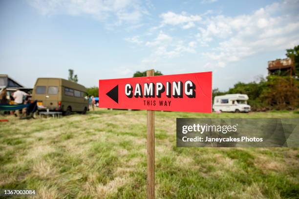 uk, sussex, camping sign with camper trailers in background - caravan uk stock-fotos und bilder