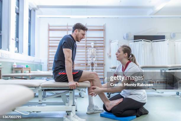 physiotherapist with patient in hospital - fisioterapia fotografías e imágenes de stock