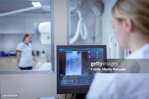 radiologists set up x-ray machine in hospital - pet scan machine fotografías e imágenes de stock