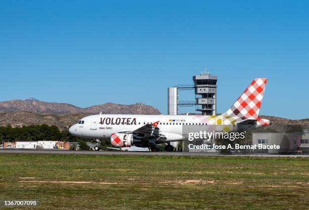 volotea  airbus a319-111 landing  from alicante-elche miguel hernández airport. - airbus a319 111 stock pictures, royalty-free photos & images