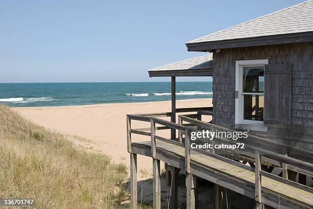 beach house with surf and ocean horizon - north-carolina-amerikaanse-staat stockfoto's en -beelden