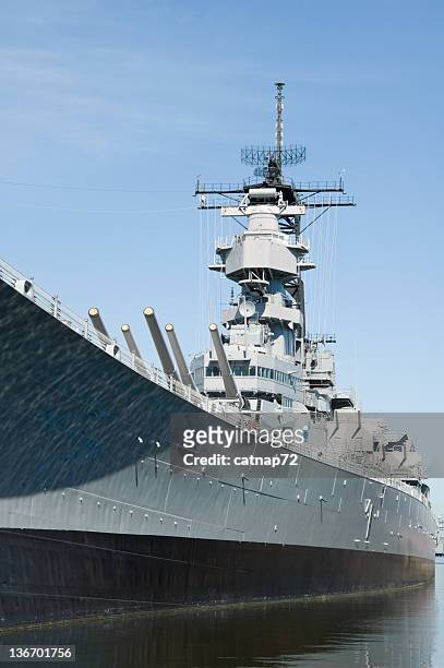 military battleship uss wisconsin, side view - battleship stock pictures, royalty-free photos & images