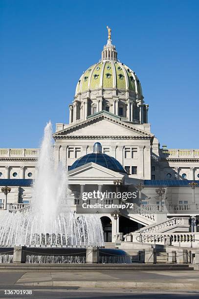 capitólio de pensilvânia com fonte de harrisburg, pa - capitólio-estatal-de-pensilvânia imagens e fotografias de stock