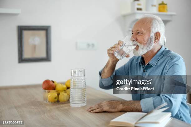 todo el mundo debe beber mucha agua - man drinking water fotografías e imágenes de stock