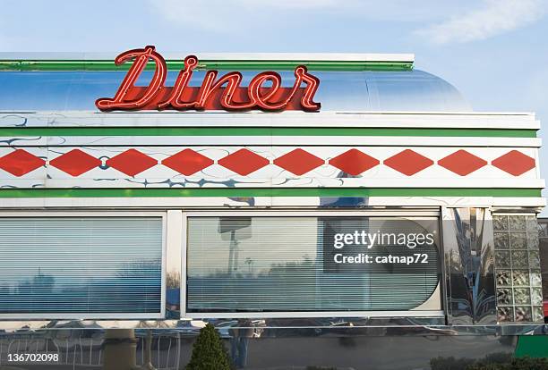 diner-schild in rot neon, straßenrand restaurant retro 50er jahre - imbiss stock-fotos und bilder