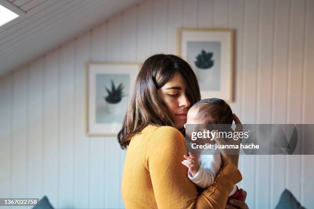 side view of new mother comforting her newborn while crying. - can't leave baby photos et images de collection