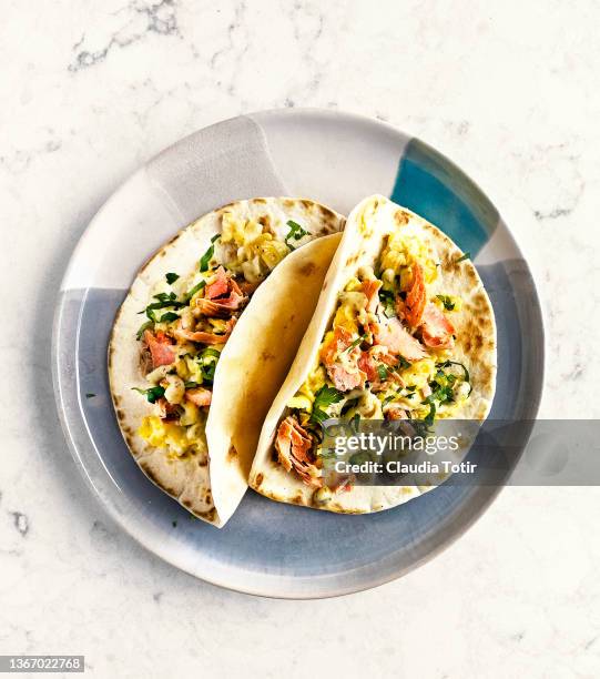 salmon tacos on a plate on white, marble background - coriandre fond blanc photos et images de collection