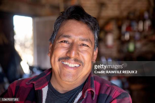 un artesano feliz - mexicanos fotografías e imágenes de stock