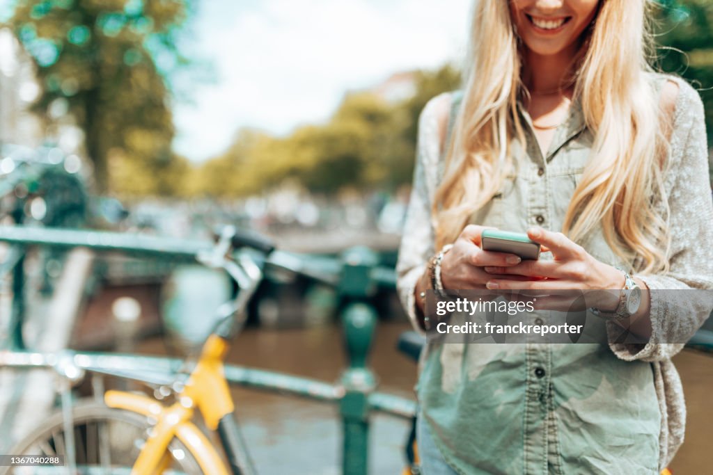 Frau am Telefon in Amsterdam