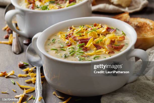cremige brokkoli-, speck- und cheddar-käsesuppe - suppenschüssel stock-fotos und bilder
