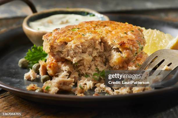 knusprige thunfischkuchen - kohlenhydratarme diät stock-fotos und bilder