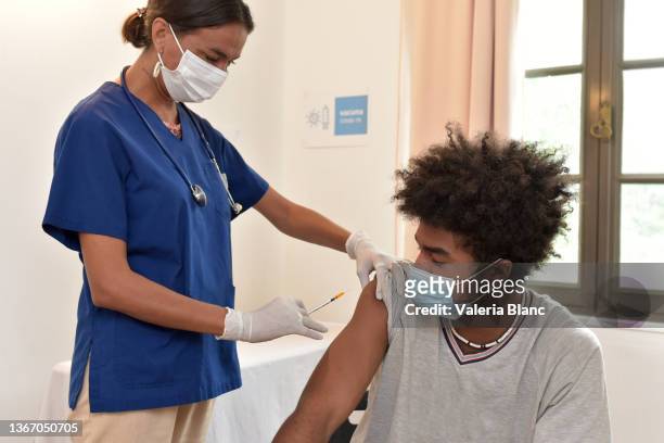 vacunación contra covid 19 niños - síndrome respiratorio por coronavirus de oriente medio fotografías e imágenes de stock