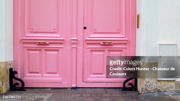 clean pink doors and white walls with sidewalk in paris - new pavement stock pictures, royalty-free photos & images