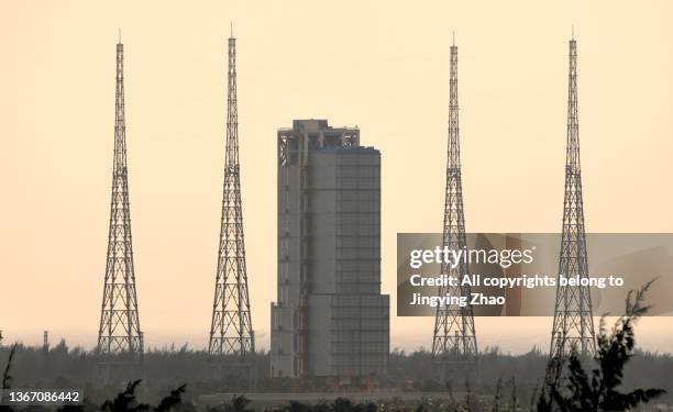 the high launch tower at wenchang space center in hainan，china - wenchang stock pictures, royalty-free photos & images