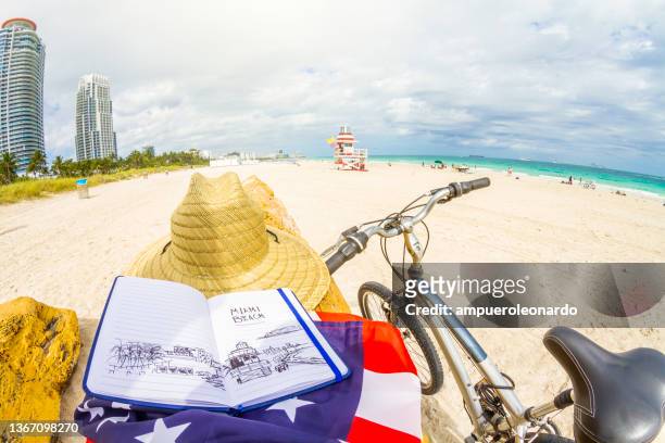 pov point of view aufnahme eines jungen sportlers auf einem fahrrad am ocean drive, south beach, miami beach, miami, südflorida, vereinigte staaten von amerika - miami fahrrad stock-fotos und bilder