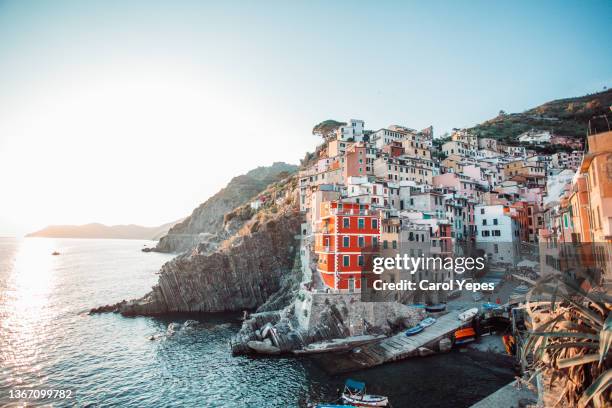 riomaggiore  fishing village in the famous cinque terre, italy - costa rochosa - fotografias e filmes do acervo