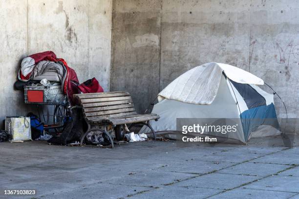 homeless - zeltplatz stock-fotos und bilder