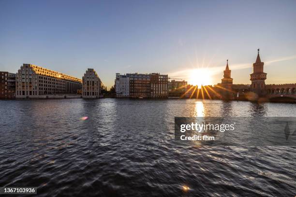 berlin oberbaumbrücke at sunset (berlin, germany) - berlin spree stockfoto's en -beelden