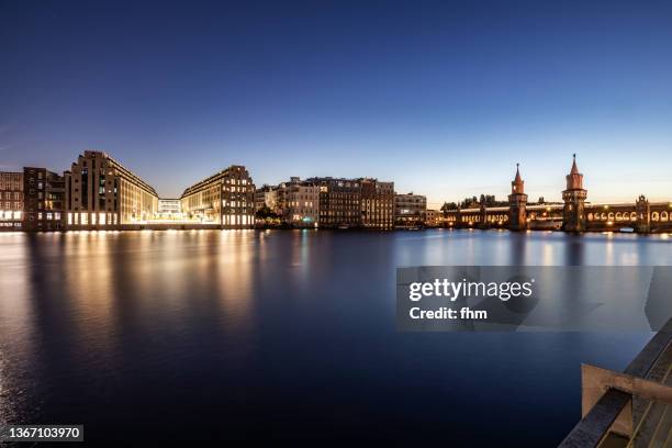 berlin oberbaumbrücke at blue hour (berlin, germany) - river spree stock pictures, royalty-free photos & images