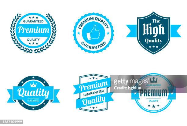 illustrazioni stock, clip art, cartoni animati e icone di tendenza di set di bollini ed etichette blu "di qualità" - elementi di design - badge