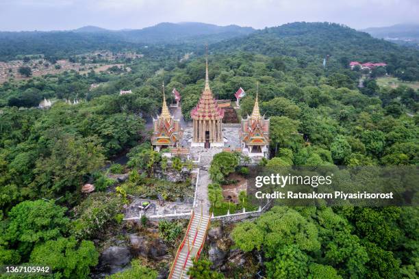 aerial drone view of wat khao phra si sanphet chayaram, suphanburi province, thailand - suphan buri province stock-fotos und bilder