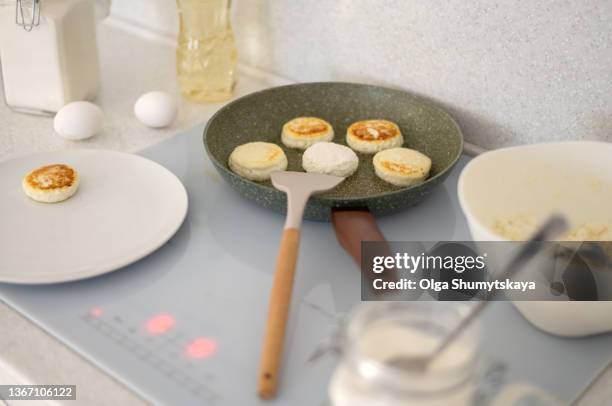 the process of cooking homemade cheesecakes on the stove - curd cheese stock pictures, royalty-free photos & images