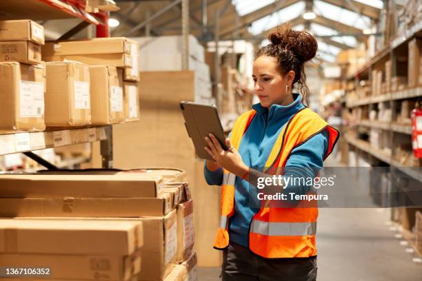 ein lagerarbeiter führt im lagerraum eine bestandsaufnahme durch. - shipping warehouse stock-fotos und bilder