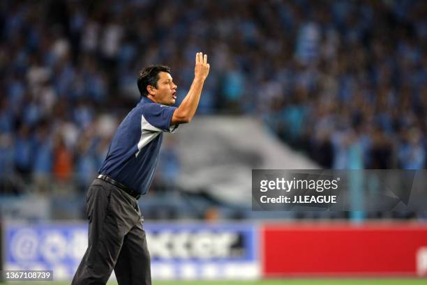 Head coach Adilson Batista of Jubilo Iwata gives instruction during the J.League J1 match between Jubilo Iwata and Shimizu S-Pulse at Shizuoka...