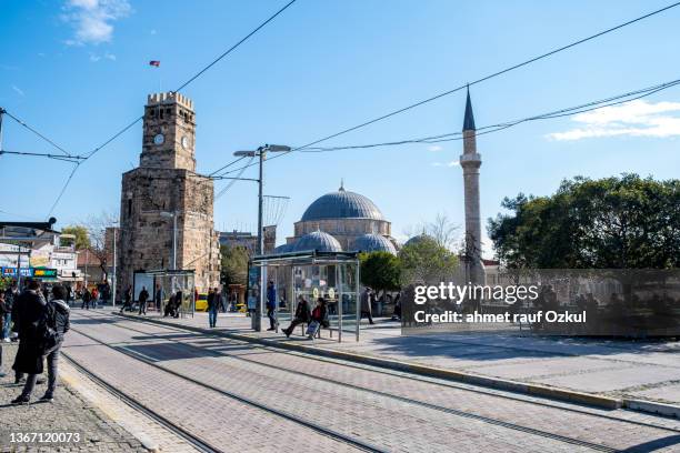 antalya uhrturm nostalgische straßenbahnhaltestelle - stadt antalya stock-fotos und bilder