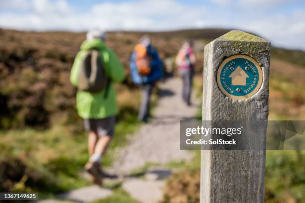 un sendero público - señal de dirección fotografías e imágenes de stock
